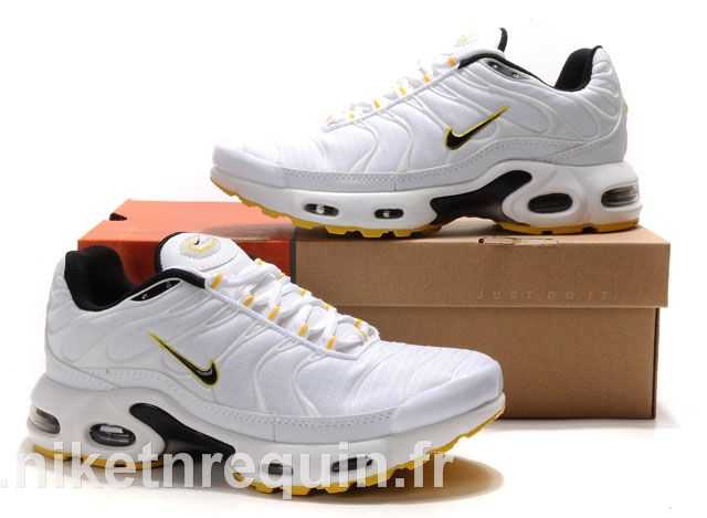 air tn chaussures blanches face inférieure jaune (1)